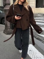 ⁦معطف قصير بأكتاف واسعة⁩ - الصورة ⁦2⁩