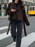 ⁦معطف قصير بأكتاف واسعة⁩ - الصورة ⁦4⁩