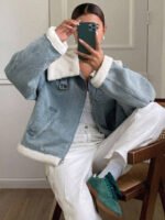 ⁦معطف جينز قصير مبطن بفرو⁩ - الصورة ⁦3⁩