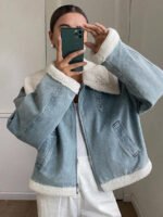 ⁦معطف جينز قصير مبطن بفرو⁩ - الصورة ⁦4⁩