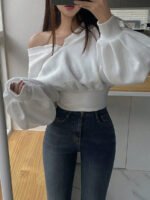 ⁦بلوزة ذات ياقة مدببة أكمام طويلة⁩ - الصورة ⁦2⁩