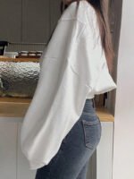 ⁦بلوزة ذات ياقة مدببة أكمام طويلة⁩ - الصورة ⁦3⁩