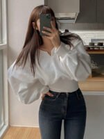 ⁦بلوزة ذات ياقة مدببة أكمام طويلة⁩ - الصورة ⁦4⁩