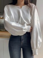 ⁦بلوزة ذات ياقة مدببة أكمام طويلة⁩ - الصورة ⁦7⁩