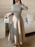 فستان متوسط الطول وأكمام طويلة منسدلة وخصر مربوط