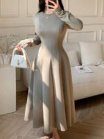 ⁦فستان متوسط الطول وأكمام طويلة منسدلة وخصر مربوط⁩ - الصورة ⁦2⁩