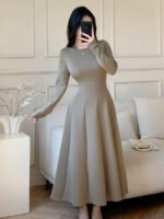 ⁦فستان متوسط الطول وأكمام طويلة منسدلة وخصر مربوط⁩ - الصورة ⁦3⁩