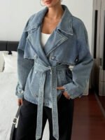 ⁦جاكيت جينز قصير كاجوال مزين بحزام⁩ - الصورة ⁦2⁩