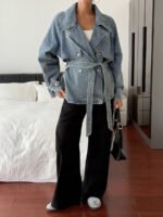 ⁦جاكيت جينز قصير كاجوال مزين بحزام⁩ - الصورة ⁦3⁩