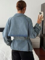 ⁦جاكيت جينز قصير كاجوال مزين بحزام⁩ - الصورة ⁦4⁩