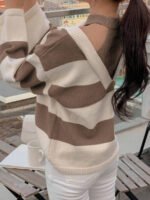 ⁦كنزة صوفية بياقة مستديرة ذات لونين⁩ - الصورة ⁦3⁩