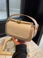 ⁦حقيبة نسائية انيقة بألوان موحدة⁩ - الصورة ⁦4⁩