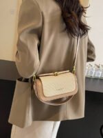 ⁦حقيبة نسائية انيقة بألوان موحدة⁩ - الصورة ⁦6⁩