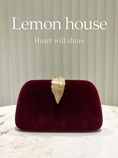 حقيبة سوارية مزينة باللون الذهبي