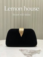 ⁦حقيبة سوارية مزينة باللون الذهبي⁩ - الصورة ⁦2⁩