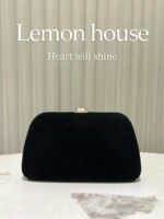 ⁦حقيبة سوارية مزينة باللون الذهبي⁩ - الصورة ⁦4⁩