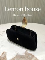 ⁦حقيبة سوارية مزينة باللون الذهبي⁩ - الصورة ⁦6⁩