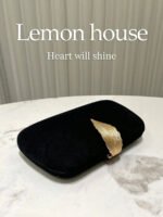 ⁦حقيبة سوارية مزينة باللون الذهبي⁩ - الصورة ⁦7⁩