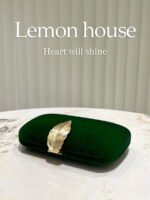 ⁦حقيبة سوارية مزينة باللون الذهبي⁩ - الصورة ⁦20⁩