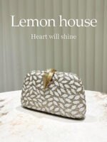 ⁦حقيبة سوارية مزينة باللون الذهبي⁩ - الصورة ⁦32⁩