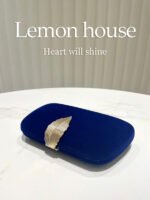 ⁦حقيبة سوارية مزينة باللون الذهبي⁩ - الصورة ⁦48⁩