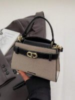 ⁦حقيبة يد صغيرة بتصميم حزام⁩ - الصورة ⁦2⁩