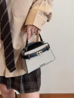 ⁦حقيبة يد صغيرة بتصميم حزام⁩ - الصورة ⁦3⁩