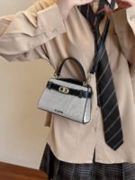 ⁦حقيبة يد صغيرة بتصميم حزام⁩ - الصورة ⁦4⁩