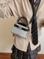 ⁦حقيبة يد صغيرة بتصميم حزام⁩ - الصورة ⁦5⁩