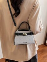 ⁦حقيبة يد صغيرة بتصميم حزام⁩ - الصورة ⁦6⁩