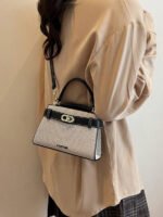 ⁦حقيبة يد صغيرة بتصميم حزام⁩ - الصورة ⁦7⁩