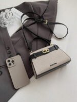 ⁦حقيبة يد صغيرة بتصميم حزام⁩ - الصورة ⁦10⁩