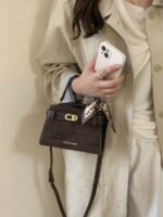 ⁦حقيبة يد صغيرة بتصميم حزام⁩ - الصورة ⁦19⁩