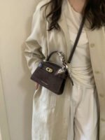 ⁦حقيبة يد صغيرة بتصميم حزام⁩ - الصورة ⁦21⁩