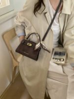 ⁦حقيبة يد صغيرة بتصميم حزام⁩ - الصورة ⁦22⁩