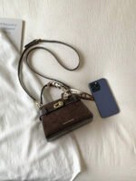 ⁦حقيبة يد صغيرة بتصميم حزام⁩ - الصورة ⁦24⁩