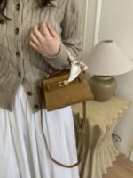 ⁦حقيبة يد صغيرة بتصميم حزام⁩ - الصورة ⁦26⁩