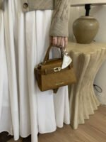 ⁦حقيبة يد صغيرة بتصميم حزام⁩ - الصورة ⁦27⁩