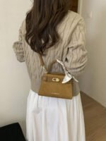 ⁦حقيبة يد صغيرة بتصميم حزام⁩ - الصورة ⁦28⁩