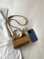 ⁦حقيبة يد صغيرة بتصميم حزام⁩ - الصورة ⁦30⁩