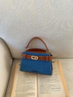 ⁦حقيبة يد صغيرة بتصميم حزام⁩ - الصورة ⁦31⁩