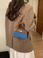 ⁦حقيبة يد صغيرة بتصميم حزام⁩ - الصورة ⁦33⁩