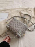 ⁦حقيبة كتف نسائية جلد اصطناعي سعة كبيرة⁩ - الصورة ⁦10⁩