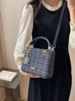 ⁦حقيبة يد سعة كبيرة ذات تفاصيل رقيقة⁩ - الصورة ⁦3⁩