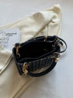 ⁦حقيبة يد سعة كبيرة ذات تفاصيل رقيقة⁩ - الصورة ⁦8⁩