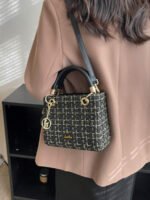 ⁦حقيبة يد سعة كبيرة ذات تفاصيل رقيقة⁩ - الصورة ⁦10⁩