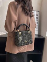 ⁦حقيبة يد سعة كبيرة ذات تفاصيل رقيقة⁩ - الصورة ⁦12⁩