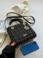 ⁦حقيبة يد سعة كبيرة ذات تفاصيل رقيقة⁩ - الصورة ⁦13⁩