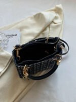 ⁦حقيبة يد سعة كبيرة ذات تفاصيل رقيقة⁩ - الصورة ⁦14⁩