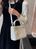 ⁦حقيبة يد سعة كبيرة ذات تفاصيل رقيقة⁩ - الصورة ⁦18⁩